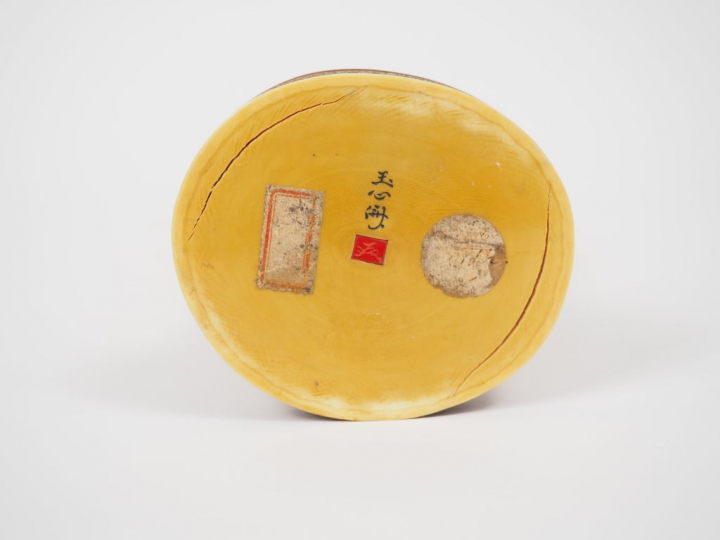 Okimono en ivoire représentant la déesse Kanon debout en habit de céré