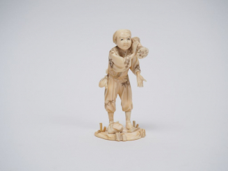 Vente aux enchères Petit okimono en ivoire représentant un joueur de tambourin.  Japon, v