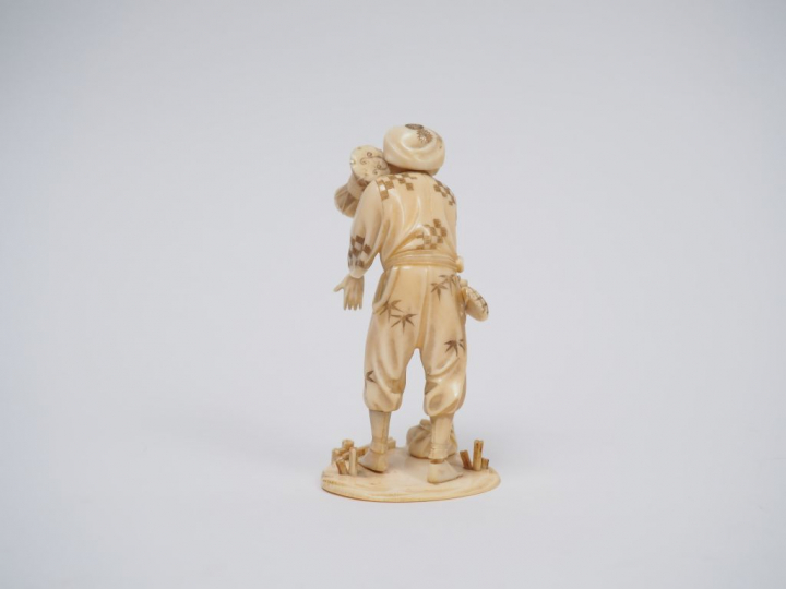 Petit okimono en ivoire représentant un joueur de tambourin.  Japon, v