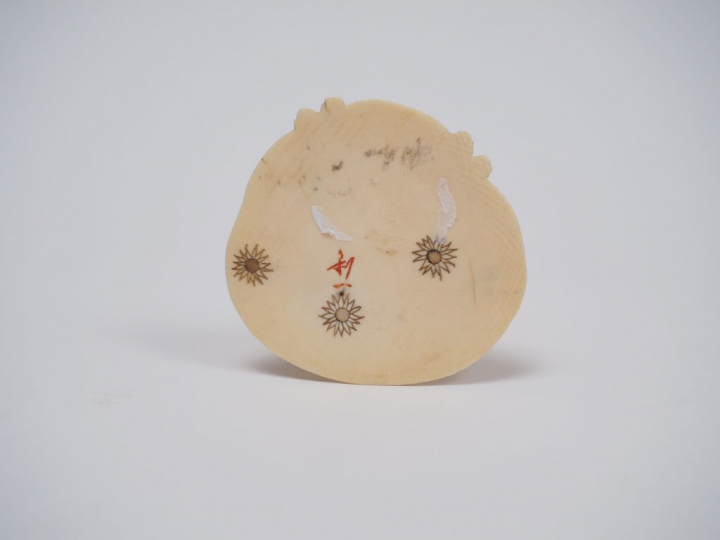 Petit okimono en ivoire représentant un joueur de tambourin.  Japon, v
