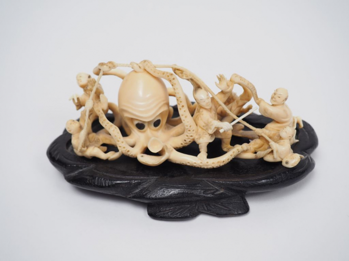 Okimono en ivoire représentant des pêcheurs attaquant un poulpe géant.