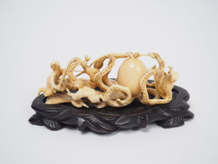 Okimono en ivoire représentant des pêcheurs attaquant un poulpe géant.