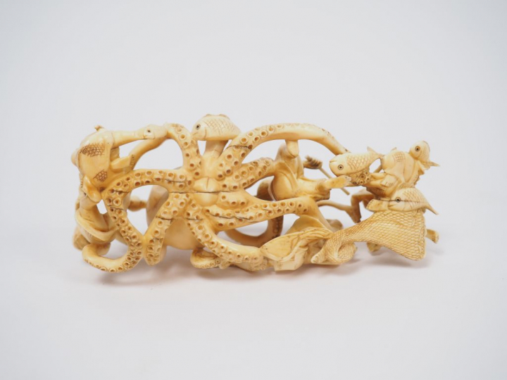 Okimono en ivoire représentant des pêcheurs attaquant un poulpe géant.