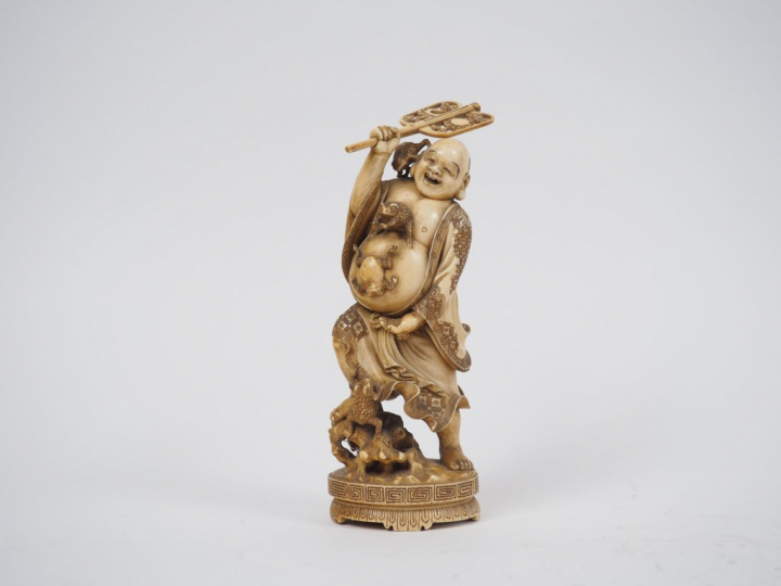 Okimono en ivoire représentant un Gama Sennin ou Hoteï tenant un évent
