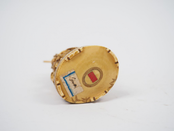 Okimono en ivoire représentant un Gama Sennin ou Hoteï tenant un évent