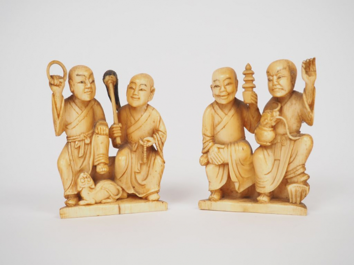 Deux groupes en ivoire représentant des moines accompagnés d'un tigre 
