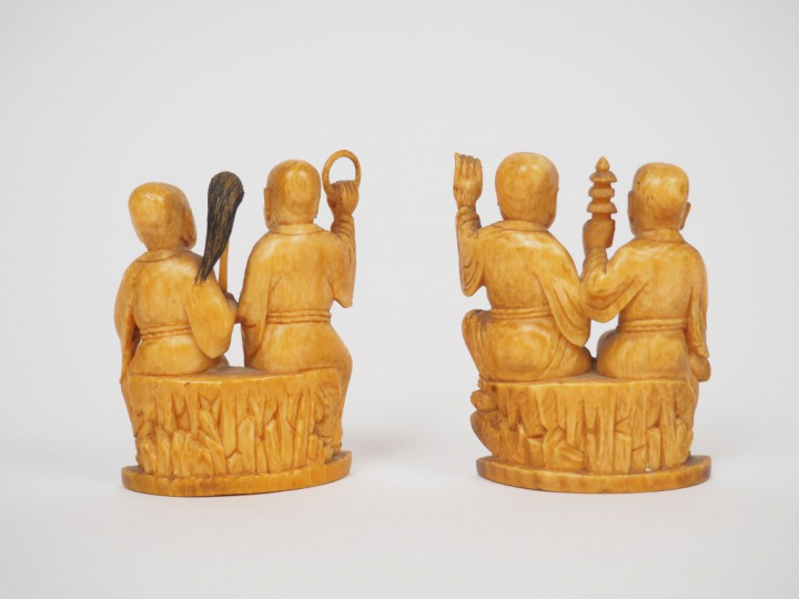 Deux groupes en ivoire représentant des moines accompagnés d'un tigre 