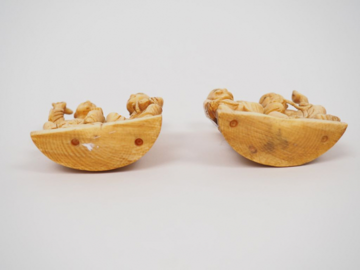 Deux groupes en ivoire représentant des moines accompagnés d'un tigre 