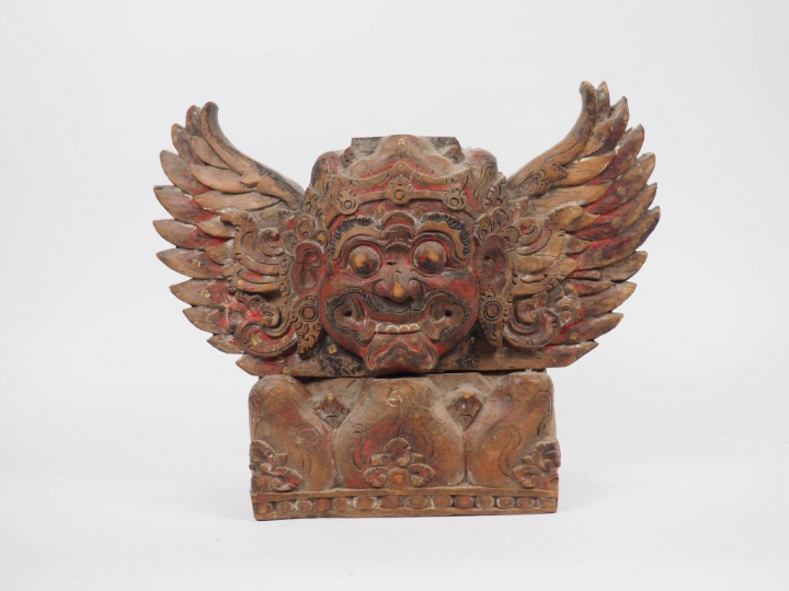 Bois sculpté polychrome représentant un garuda aux ailes déployées sur