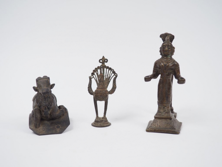 Deux statuettes en bronze représentant le taureau Nandin et un personn