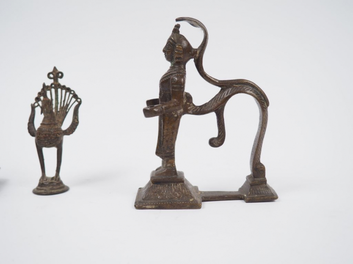 Deux statuettes en bronze représentant le taureau Nandin et un personn