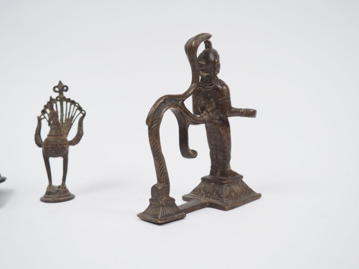 Deux statuettes en bronze représentant le taureau Nandin et un personn