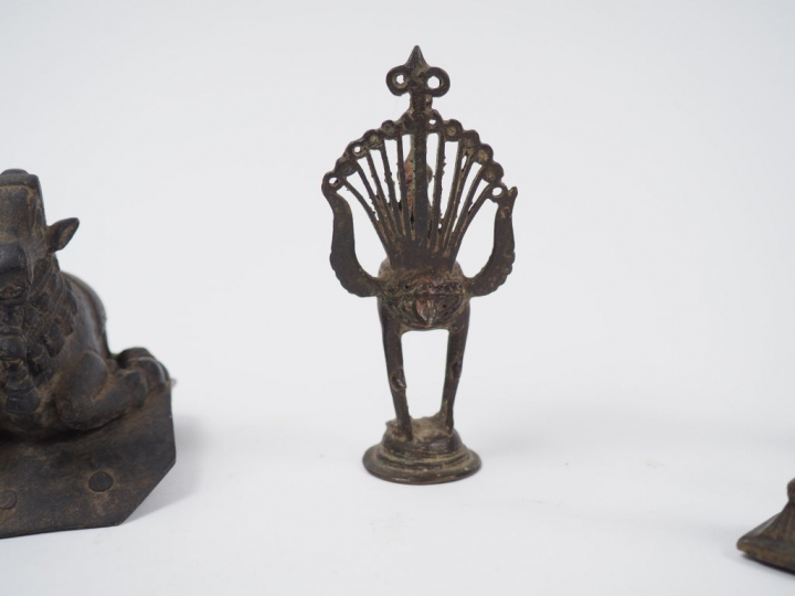 Deux statuettes en bronze représentant le taureau Nandin et un personn