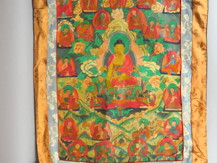 Tanka représentant le bouddha Cakiamoni assis sur un lotus entouré de 