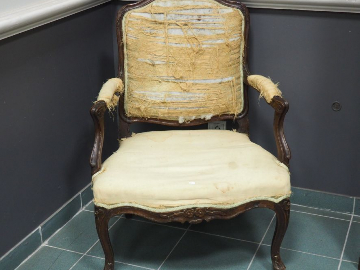 Fauteuil Louis XV à dos plat en noyer mouluré et sculpté à décor de fl