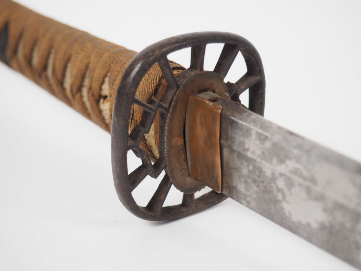 Wakizashi à lame shinogi-zukuri, gunome hamon peu lisible, nakago à un