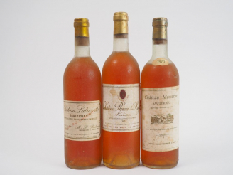 Vente aux enchères 3 BOUTEILLES SAUTERNES : 1 CHÂTEAU ROMER DU HAYOT 1983 BG - 1 CHÂTEAU 