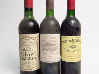 Vente aux enchères 3 BOUTEILLES ST JULIEN : 1 CHÂTEAU DU GLANA 1989 BG+ - 1 CLOS DU MARQU