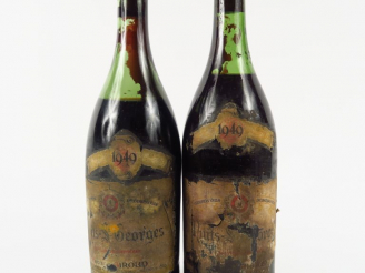 Vente aux enchères 2 BOUTEILLES NUITS ST GEORGES C. GIROUD - 1949 - 6 CM/7,5 CM/CAPS CIRE