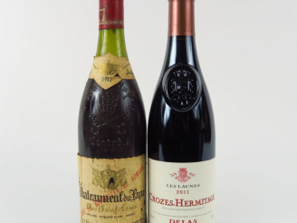 Vente aux enchères 2 BOUTEILLES : 1 CHATEAUNEUF DU PAPE MAS ST LOUIS L. GENIEST 1982 4 CM