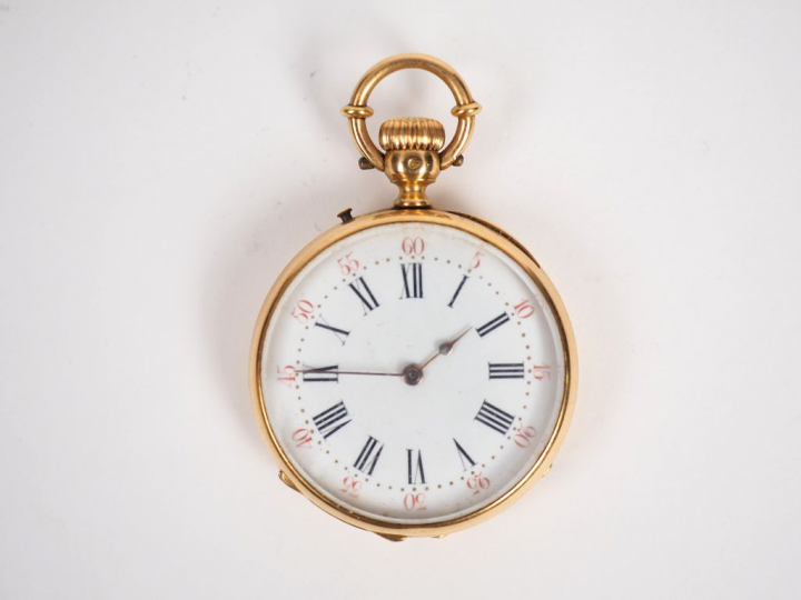 Montre de col en or jaune, à décor gravé et émaillé noir au revers d'u