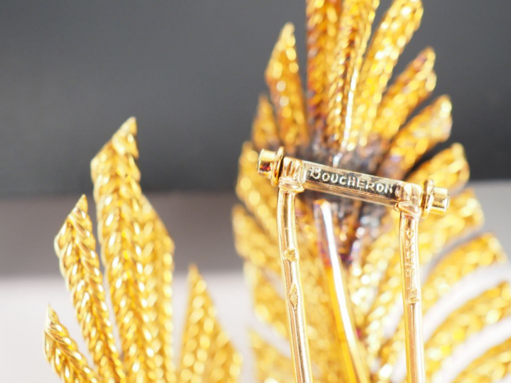 BOUCHERON, Paris.  Broche en or jaune en forme de feuillage, à décor d