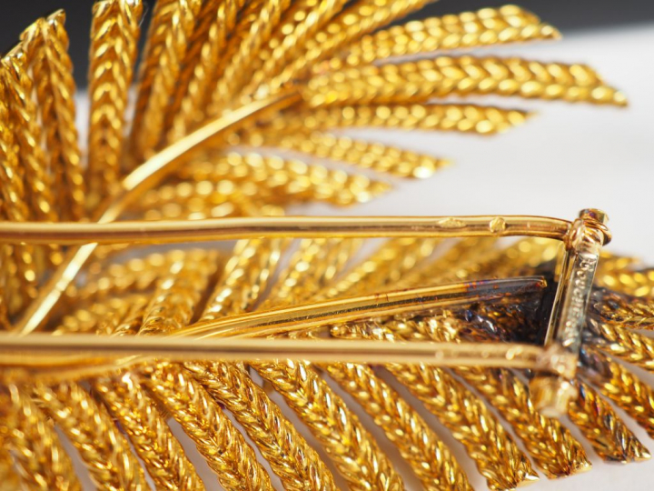 BOUCHERON, Paris.  Broche en or jaune en forme de feuillage, à décor d
