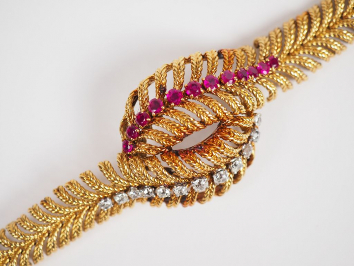 BOUCHERON, Paris.  Bracelet articulé en or jaune, orné d'une ligne de 