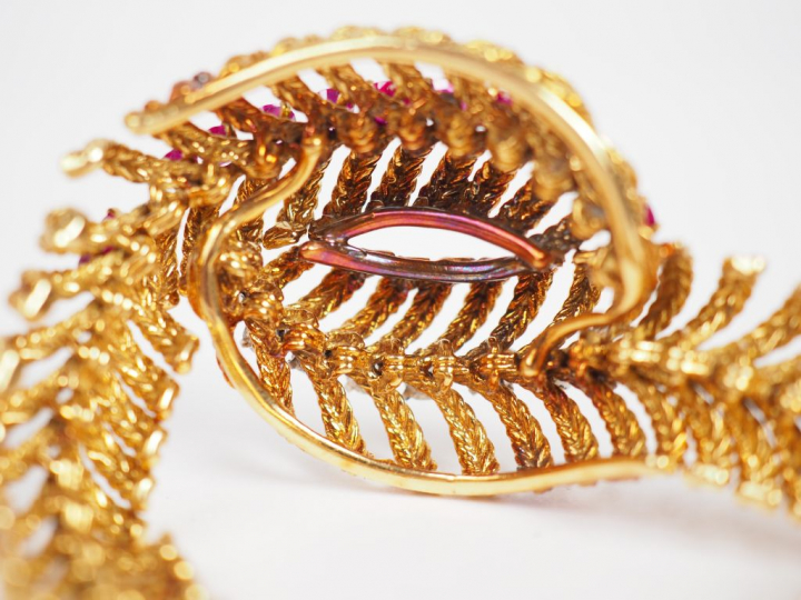 BOUCHERON, Paris.  Bracelet articulé en or jaune, orné d'une ligne de 