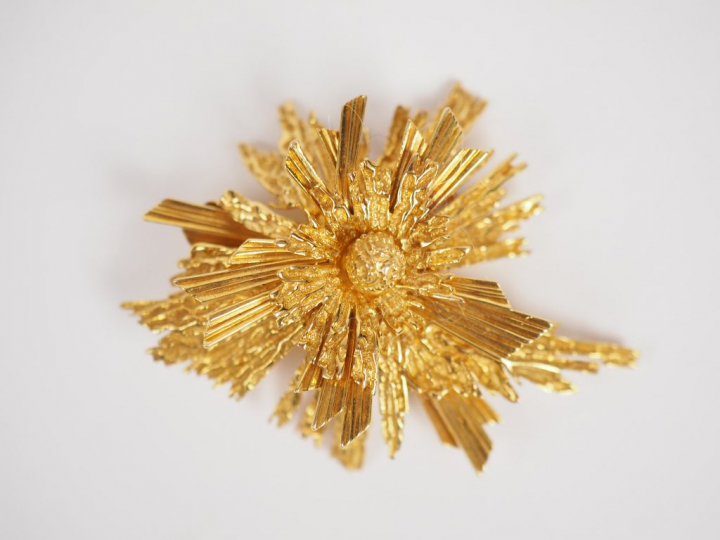 CARTIER, Paris.  Broche en or jaune en forme de soleil stylisé.  Signé