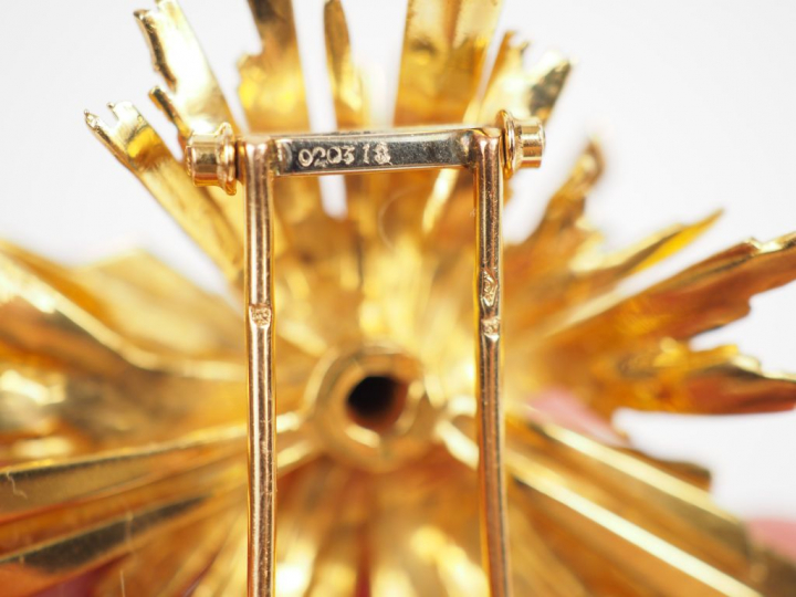 CARTIER, Paris.  Broche en or jaune en forme de soleil stylisé.  Signé