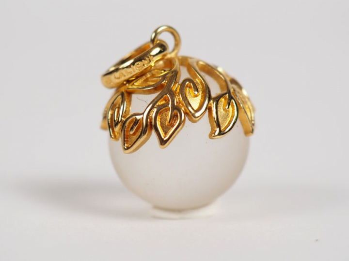 LALIQUE.  Pendentif orné d'une perle de cristal, monture en métal doré