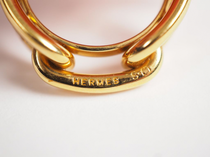 HERMES. Anneau de carré "Régate" en plaqué or.  Signé.