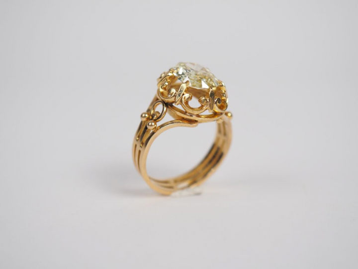 Bague solitaire ornée d'un diamant ovale taille ancienne de 2,68 carat