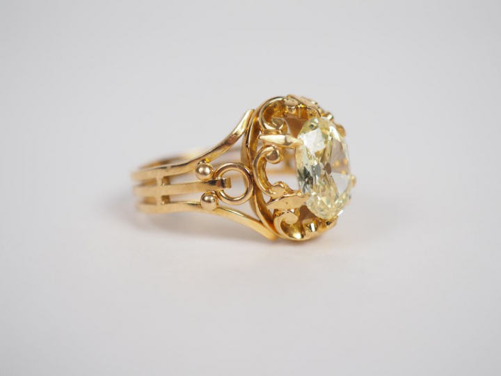 Bague solitaire ornée d'un diamant ovale taille ancienne de 2,68 carat