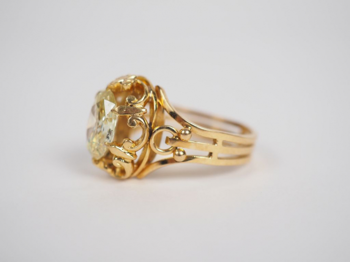 Bague solitaire ornée d'un diamant ovale taille ancienne de 2,68 carat