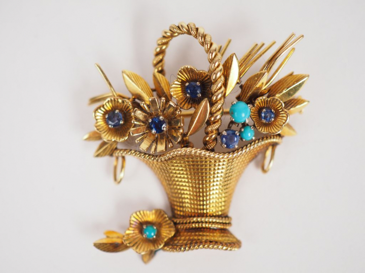 Broche en or jaune en forme de panier fleuri agrementée de petits turq