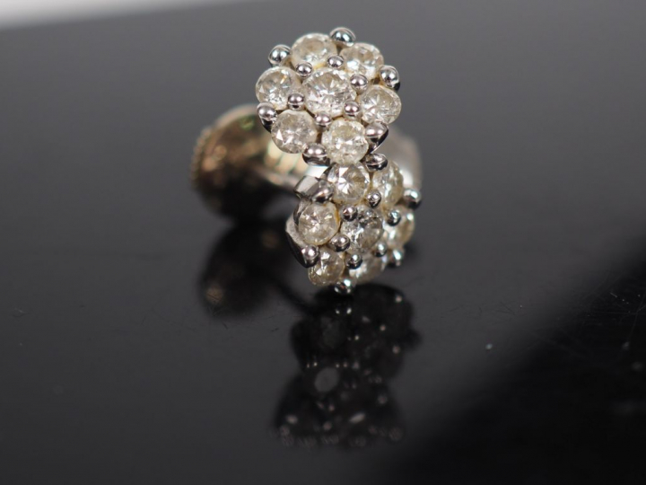 Parure en or blanc et diamant, comprenant :  - un collier, à décor de 