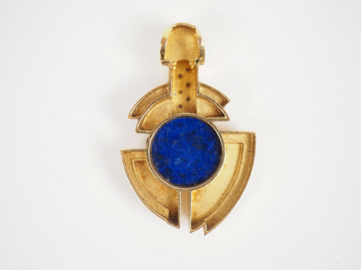 Pendentif de style Art déco en or jaune, lapis-lazuli et diamants. Poi