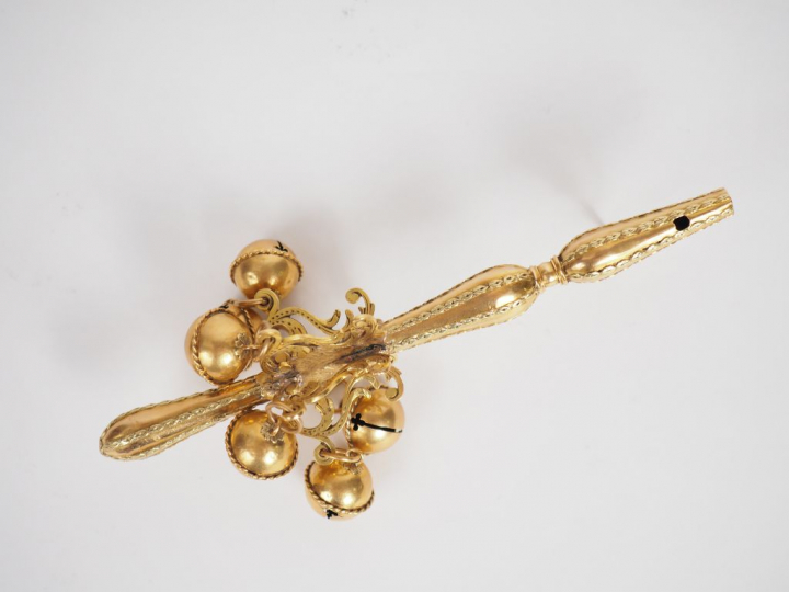 Hochet XVIIIème en or jaune, orné de six grelots.  M.O : LL H. 15,5 cm