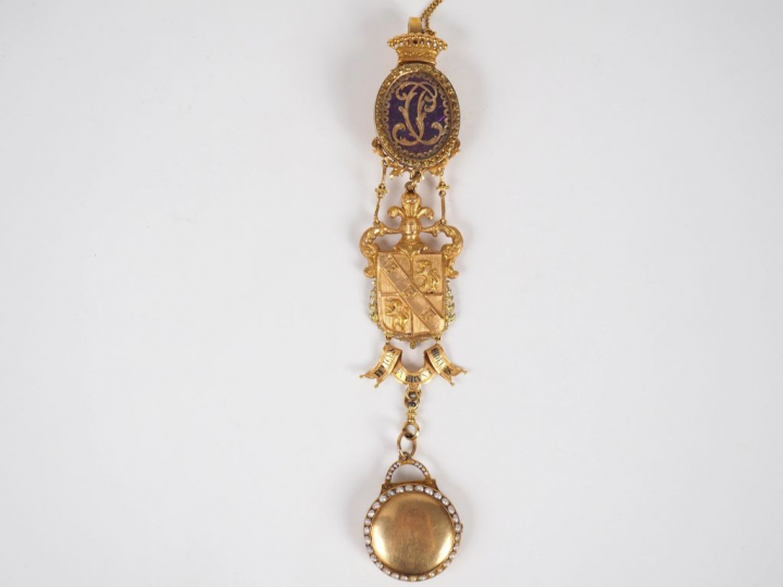 Châtelaine XVIIIème et une montre aveugle en or jaune, à décor d'armoi