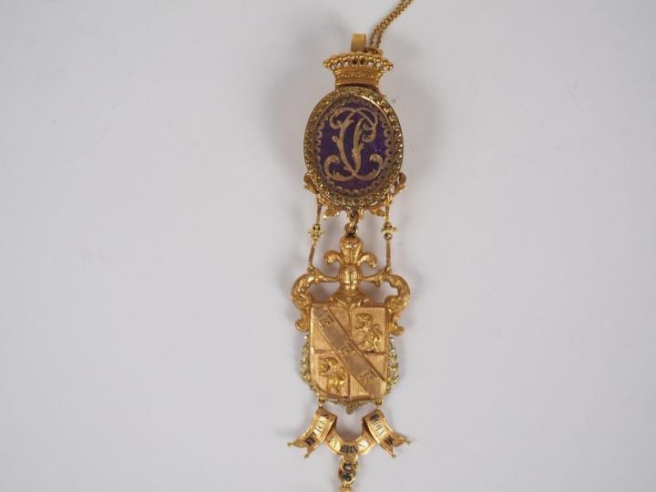 Châtelaine XVIIIème et une montre aveugle en or jaune, à décor d'armoi
