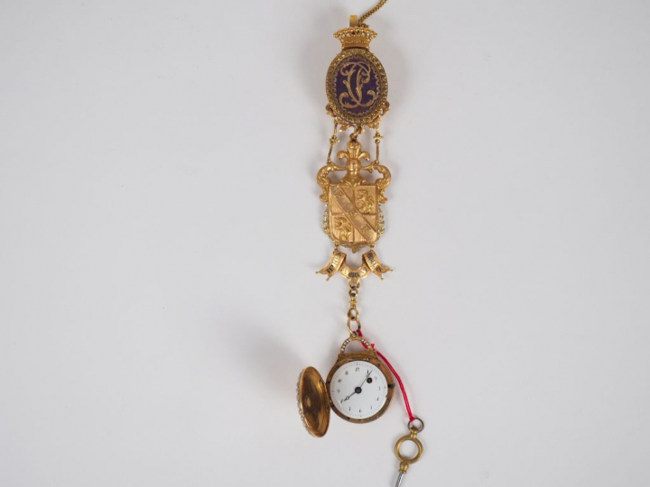 Châtelaine XVIIIème et une montre aveugle en or jaune, à décor d'armoi