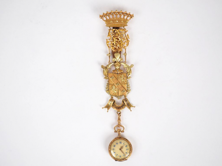 Châtelaine XIXème et une montre en or jaune, à décor d'armoiries et de