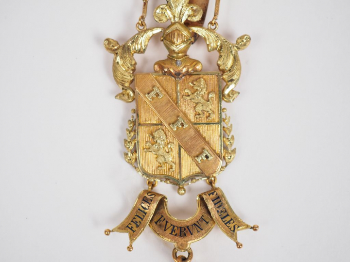 Châtelaine XIXème et une montre en or jaune, à décor d'armoiries et de