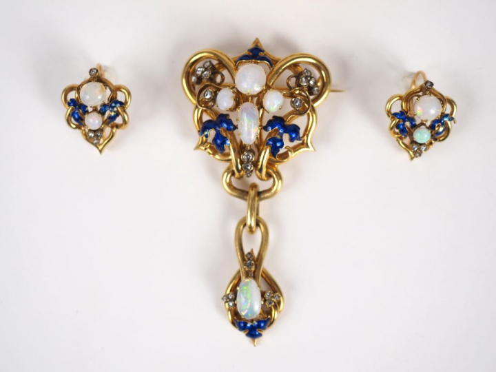 Parure Napoléon III en or jaune, opales, roses et émail bleu nuit à dé