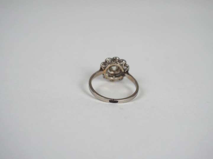 Bague marguerite en or blanc, ornée en son centre d'un diamant entouré