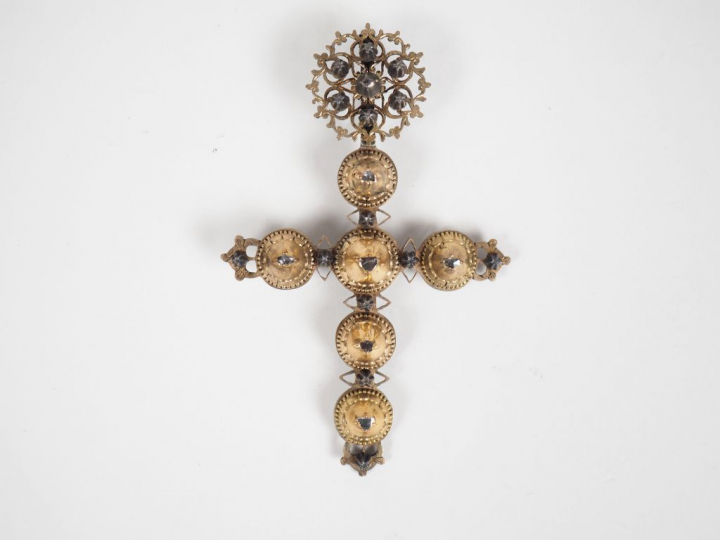 Croix provençale XIXème en argent et vermeil, ornée de roses.  9,5 x 6