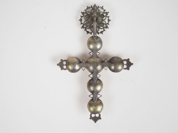Croix provençale XIXème en argent et vermeil, ornée de roses.  9,5 x 6