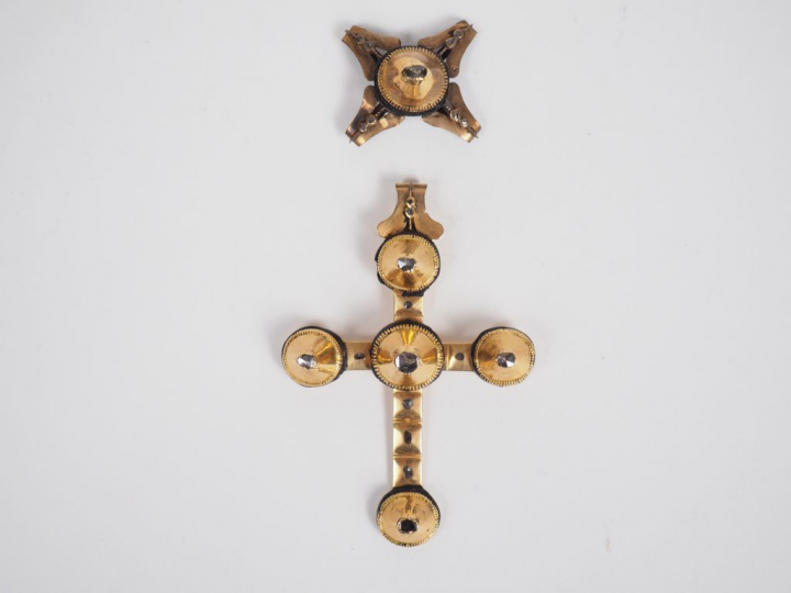 Croix provençale XIXème en or jaune, émail noir et roses.  8 x 5,5 cm 